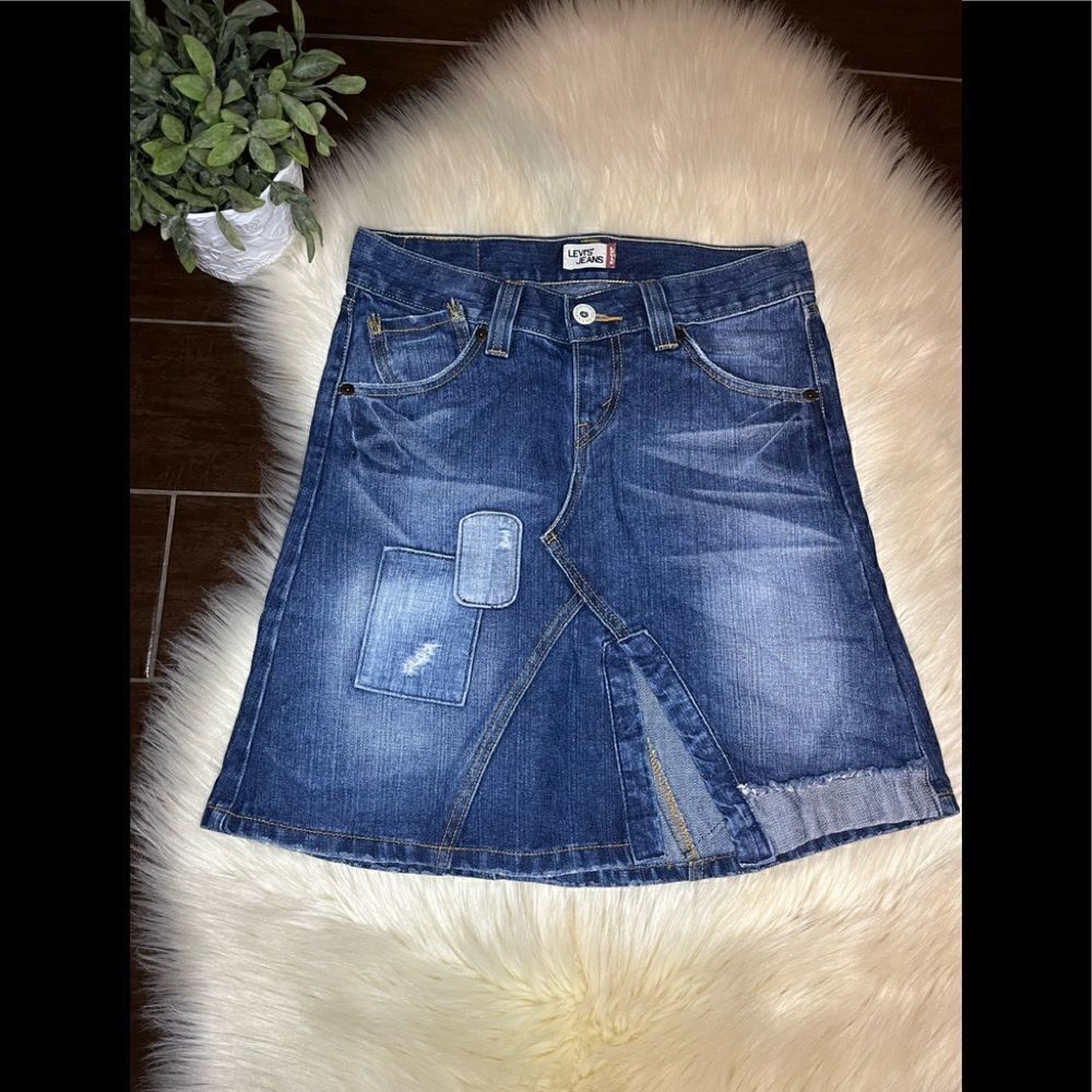 Levi’s asymmetrical vent distressed/patch works denim skirt sz 3